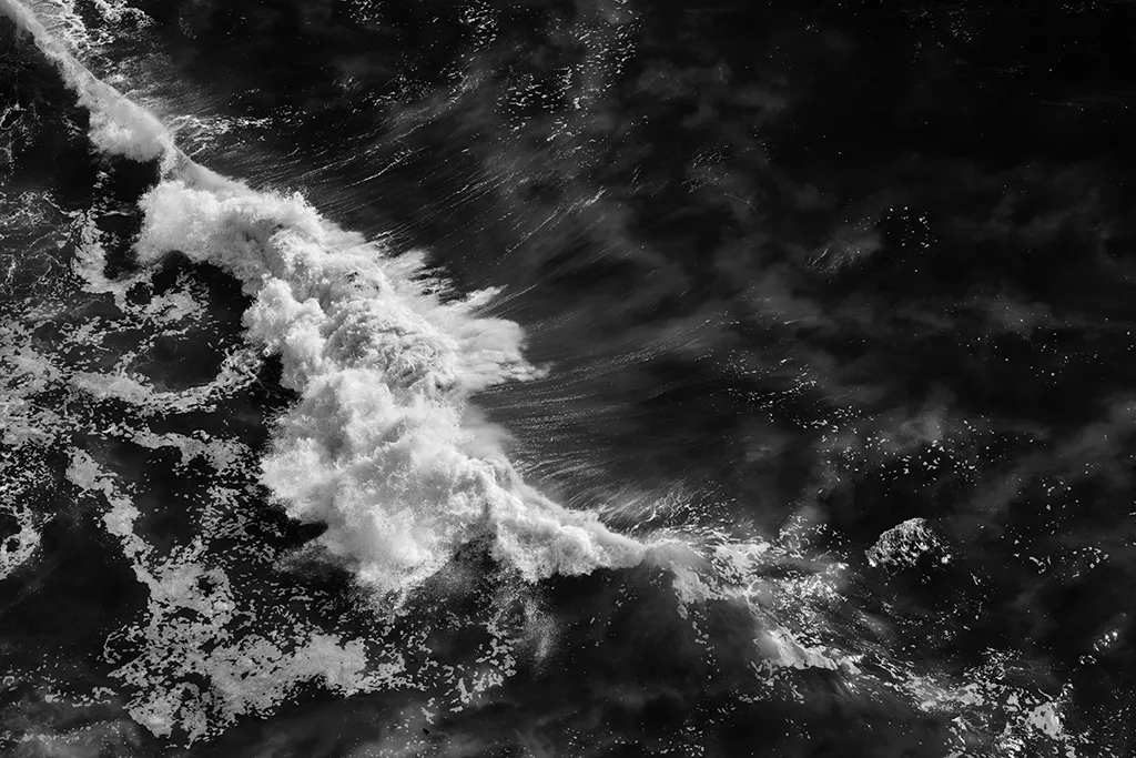 Vague qui déferle en noir et blanc, oser se jeter à l’eau et publier malgré le syndrome de l’imposteur